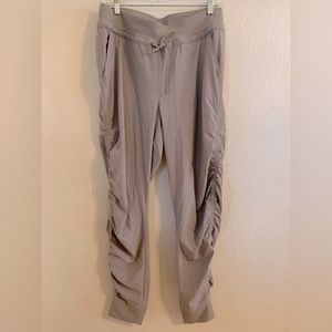 Athleta 10L tan Altitude pant. Ruched sides, cuffed ankles.